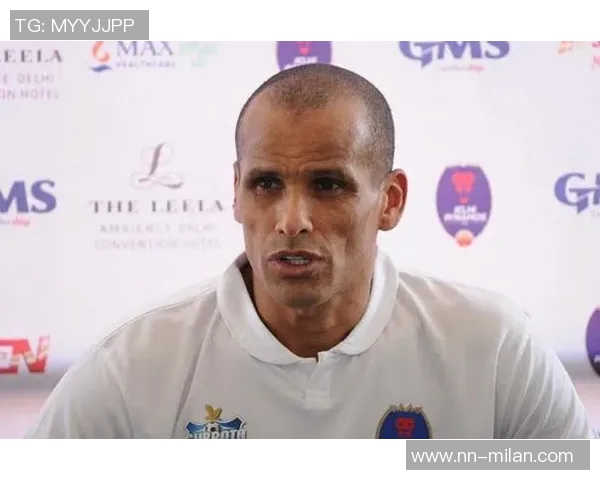 内马尔向里瓦尔多赠送签名球衣并晒合影表达对偶像的敬意