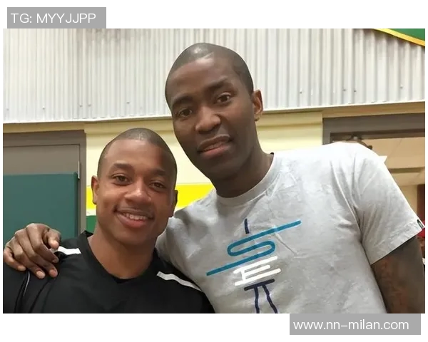 小托马斯重返母校华盛顿大学观看比赛社交媒体热情欢迎他回归